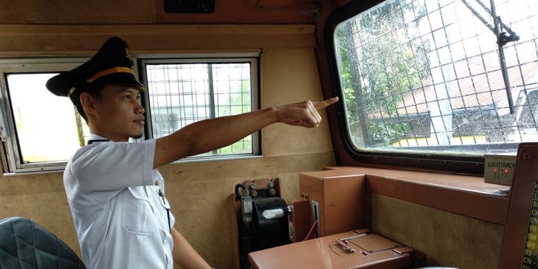 Geri Oktaviantoro Raharjo (27), asisten masinis kereta api menceritakan tugas dan tanggung jawabnya selama perjalanan kereta api terutama di musim libur Lebaran dan Ramadhan saat ini