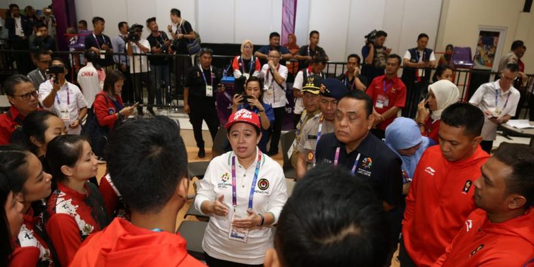 Menko PMK Puan Maharani memberikan semangat ke Tim Bowling Indonesia di Jakabaring, Palembang, Selasa (21/8/2018).