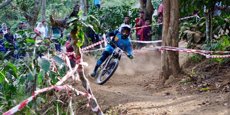 Khoiful Mukhib pada kompetisi 76 Indonesian Downhill (76 IDH) 