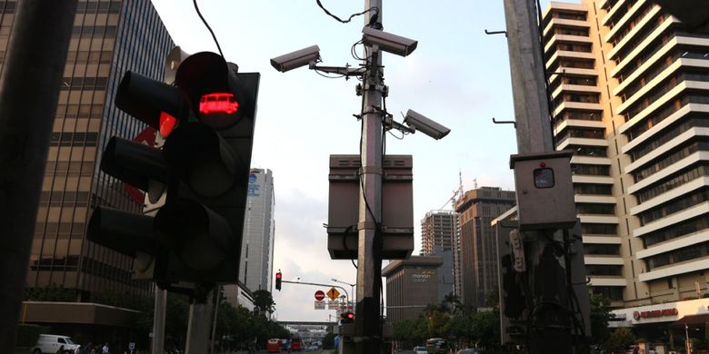 Kamera CCTV yang sudah terpasang di Simpang Sarinah Jalan MH Thamrin, untuk implementasi ETLE atau tilang elektronik.