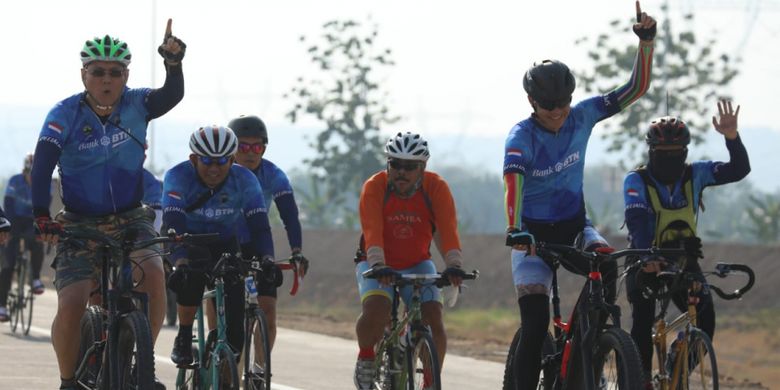 Gubernur Jawa Tengah Ganjar Pranowo bersama peserta BTN Tour de Borobudur XVIII 2018 melintas di ruas jalan tol Semarang-Kalikuto, Sabtu (3/11).