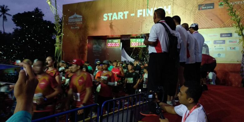 Para pelari kategori maraton dilepas tepat pukul 05.00. Mereka dilepas Gubernur Jawa Tengah Ganjar Pranowo dan Direktur Utama Bank Jateng Supriyatno. 