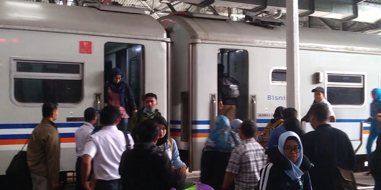 Para penumpang tengah memasuki kereta di Stasiun Bandung, Rabu (2/1/2019).