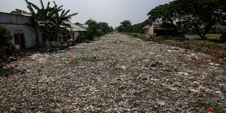 Sampah yang didominasi plastik memenuhi sepanjang Kali Pisang Batu, Desa Pahlawan Setia, Kecamatan Tarumajaya, Kabupaten Bekasi, Jawa Barat, Selasa (8/1/2019). Sampah yang memenuhi Kali Pisang Batu hingga sepanjang 1,5 kilometer berasal dari Kali Bekasi yang melewati Kota Bekasi. Sampah muncul pasca normalisasi dilakukan pada Desember 2018. Sebelumnya, kali hanya dipenuhi lumpur dan eceng gondok.