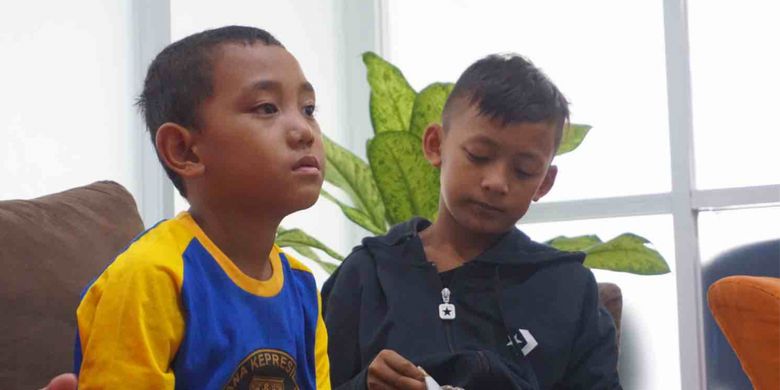 Revan dan Aditia, dua bocah korban tsunami di Kabupaten Lampung Selatan, Sabtu  (22/12/2018). Revan dan Aditia kini sudah bisa menjalani hidup seperti orang normal lainnya, meskipun  masih ada rasa trauma dari kedua bocah itu jika mengingat kejadian yang merenggut ibu dan anggota keluarga mereka, Selasa (8/1/2019).