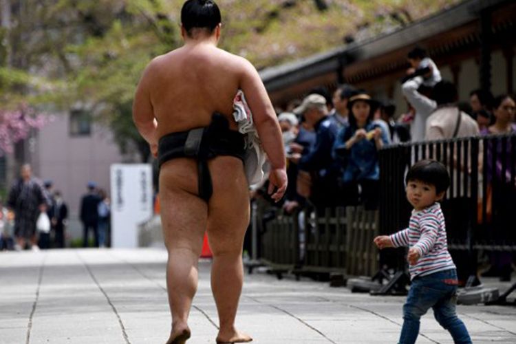 Pegulat sumo di Kuil Yasukuni, Tokyo 17 April 17 2017.
