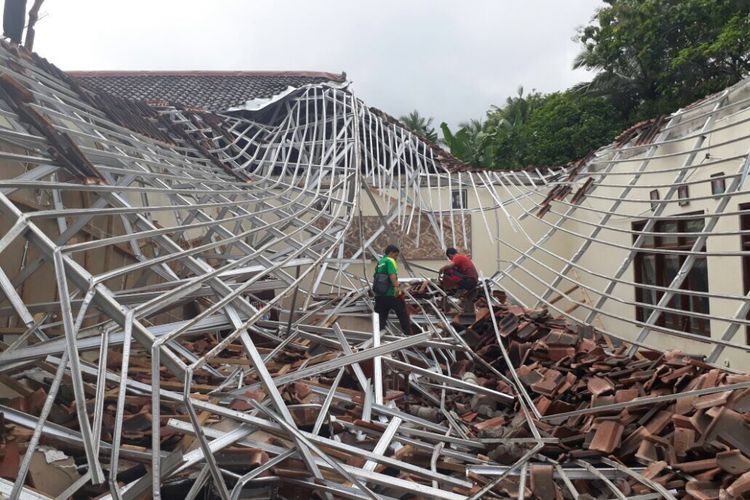 Kondisi atap gedung Unit Pelaksana Teknis (UPT) Pendidikan dan Kebudayaan (P dan K) Kecamatan Dayeuhluhur, Kabupaten Cilacap, Jawa Tengah yang ambruk, Sabtu (29/7/2017).