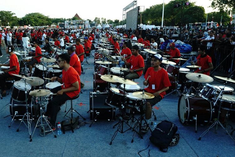 Sebanyak 203 penabuh drum iringi lagu Kebyar-Kebyar dan Rumah Kita di Road To Soundrenaline 2017 Surabaya