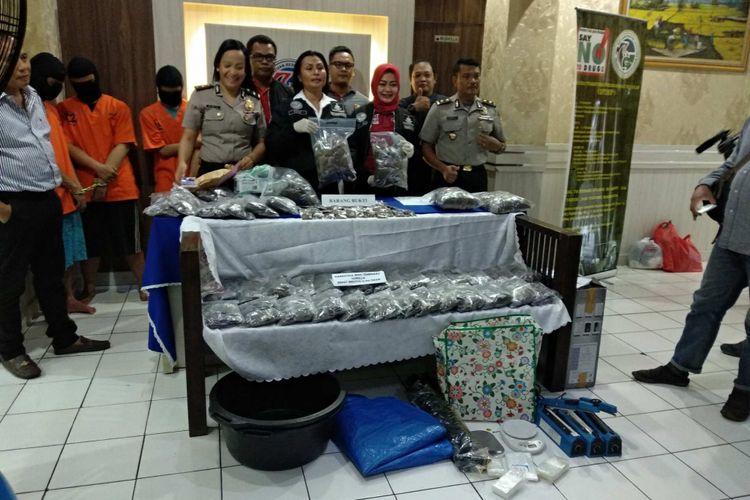 Satuan Reserse Narkoba Polres Metro Jakarta Selatan mengungkap pabrik tembakau gorila di Apartemen Kalibata City.
