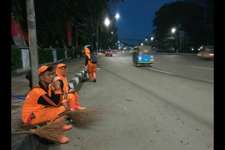 Beberapa petugas dari Penanganan Prasarana dan Sarana Umum (PPSU) sedang beristirahat usai melakukan tugasnya yakni bersih-bersih sampah.