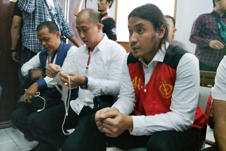 Penyanyi Marcello Tahitoe dan rekannya Diego dalam ruang sidang utama Pengadilan Negeri Jakarta Selatan, Selasa (2/1/2018).
