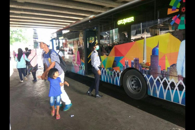 Bus transjakarta explorer berhenti di halte pemberhentian antara Blok G dan Blok F.