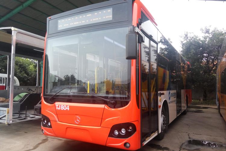 Bus low entry berbahan alumunium milik PT Transjakarta