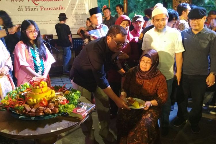 Wakil Ketua DPR RI Fadli Zon saat memberikan nasi tumpeng kepada ibunda tercinta di hari ulang tahunnya ke-47 yang diadakan di Rumah Kreatif The Paseban Hidden Paradise, Puncak, Bogor, Jawa Barat, Jumat (1/6/2018).