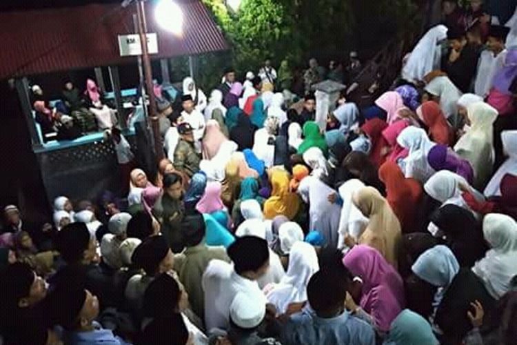 Ribuan peziarah mengikuti tradisi selikuran di makam Waliyullah Hasan Munadi di desa Nyatnyono, Ungaran Barat, Kabupupaten Semarang, Selasa (5/6/2018) malam.
