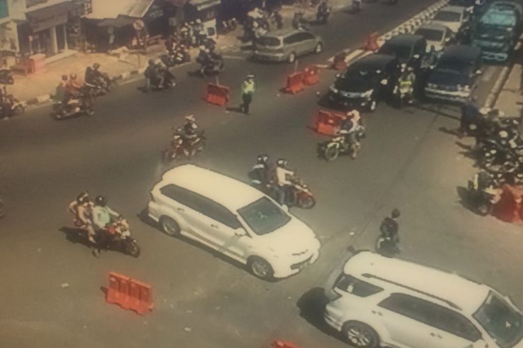 Kondisi arus lalu lintas di Simpang Tiga menuju ke Bandung dialihkan Lewat Daerah Wado, Sumedang dari pantauan CCTV di NTMC Polri, Jakarta, Selasa (19/6/2018).