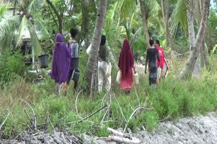 Warga terpencil di Pulau Battoa kecamatan Binuang Polewali Mandar sulawesi barat minta bantuan pdam dan sumur bor kepada pemerintah setempat untuk mengatasi krisis air bersih yang dialami setiap musim kemarau di pulau ini.