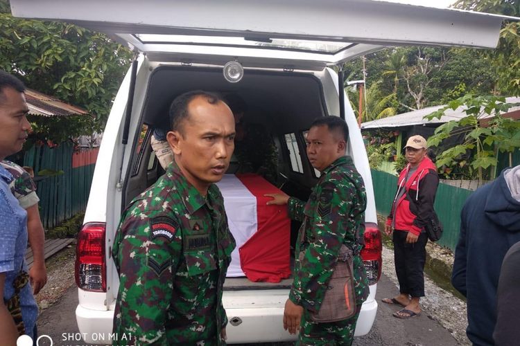Tanpak anggota TNI mengevakuasi jenazah Sertu Ganda Putra Silalahi