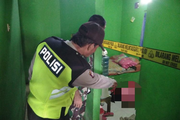 Petugas dari Polsek Kesugihan menunjukkan jasad SJ (49), seorang pekerja seks komersial (PSK) yang ditemukan tewas di salah satu kamar kontrakan di eks lokalisasi Desa Slarang, Kecamatan Kesugihan, Cilacap, Jawa Tengah, Senin (29/10/2018).