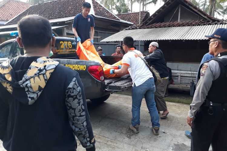Petugas Polres Kebumen mengevakuasi jasar Eni Hernawati (27) yang tewas dengan luka cabik di sekujur tubuh akibat dianiaya suaminya DS (38) di rumahnya yang berada di Dukuh Tugusari, Desa Bonorowo, Kebumen, Jawa Tengah, Kamis (15/11/2018).