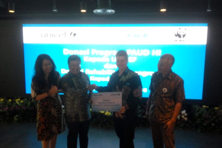 Pemberian donasi dari BCA kepada UNICEF dan WWF di Jakarta, Jumat (16/11/2018).