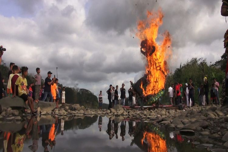 Warga menunjukkan kesiapan perlawanan terhadap hoaks dan ujaran kebencian ditandai dengan mengetapel ogoh-ogoh genderuwo lantas membakarnya. Warga melaksanakan prosesi ini di pinggir Sungai Progo, Kecamatan Sentolo, Kulon Progo. 