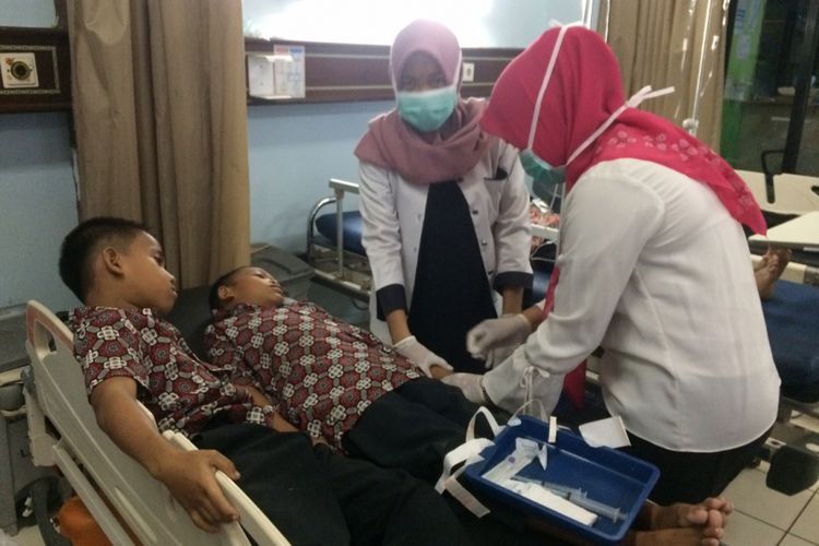 Murid SD Negeri 6 Desa Muara Lawai, Kecamatan Merapi Timur, Kabupaten Lahat, Sumatera Selatan saat menjalani perawatan di rumah sakit lantaran keracunan usai membeli jajanan disekolah, Rabu (9/1/2019).