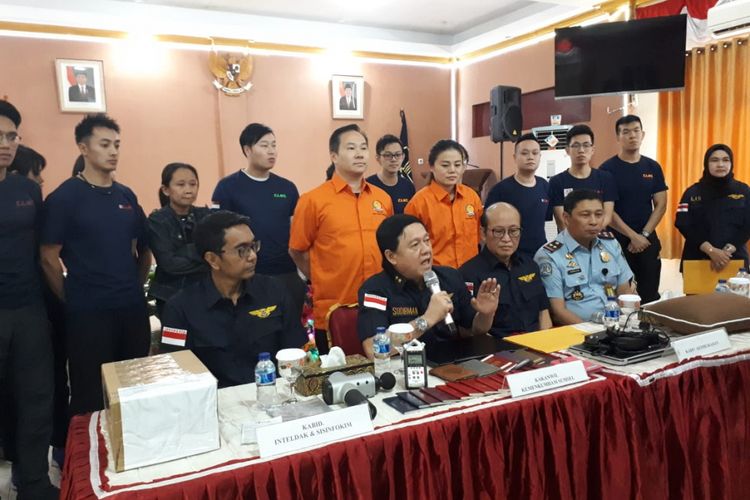 Kepala Kantor Kementerian Hukum dan HAM (Kemenkum HAM) Sumsel, Sudirman D Hury saat memberikan keterangan terkait tertangkapnya 20 WNA yang membuka praktek pijat disalah satu hotel bintang empat di Palembang, Sumatera Selatan, Kamis 10/1/2019).