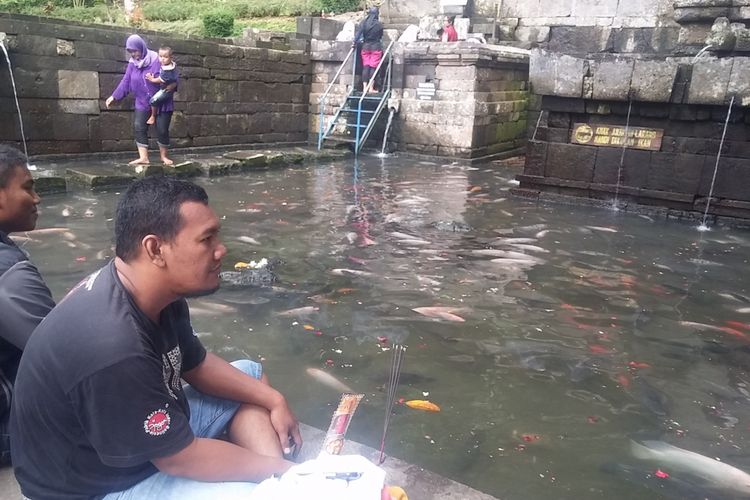 Pengunjung membakar dupa di sisi kolam Candi Jolotundo di Desa Seloliman, Kecamatan Trawas, Kabupaten Mojokerto, Jawa Timur. 