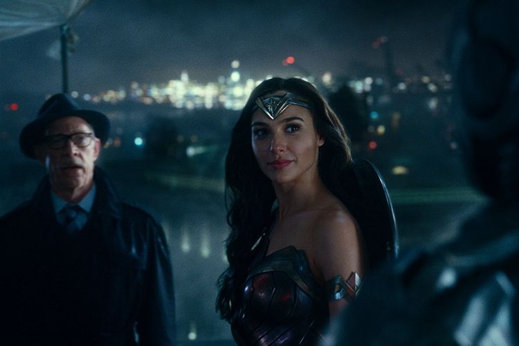 JK Simmons (Gordon) dan Gal Gadot (Wonder Woman) beraksi dalam Justice League (2017)