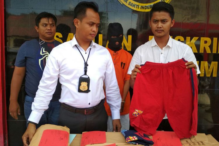 Kasat Reskrim Polres Karimun, AKP Lulik Febyantara menunjukkan barang bukti yang diamankan dari aksi asusila yang dilakukan ZU kepada 11 anak-anak di Karimun.