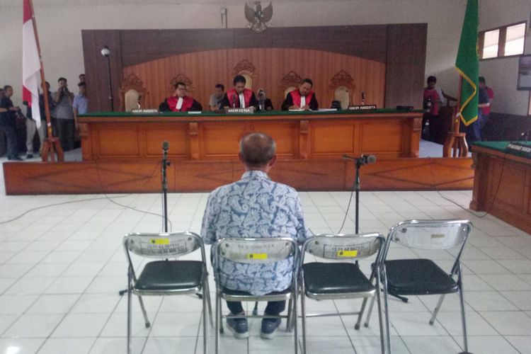 Mantan Bupati Bandung Barat Abubakar tengah duduk di kursi pesakitan mendengarkan putusan hakim menjatuhkan pidana lima tahun enam bulan kepadanya dalam sindang putusan di Pengadilan Tipikor Bandung, Kota Bandung, Jawa Barat, Senin (17/12/2018).