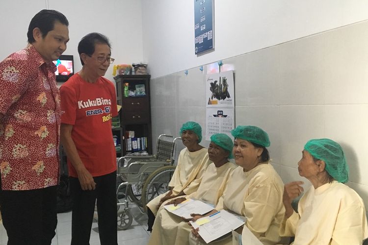 Direktur PT Sido Muncul Tbk Irwan Hidayat dan Hariyanto Arbi saat meninjau pasien peserta operasi katarak gratis.