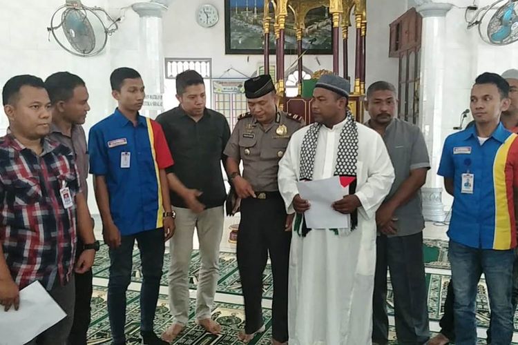 Suasana peminta sumbangan yang mengamuk terekam video membaca pernyataan minta maaf di Masjid Al Khalifah Ibrahim, Matangkuli, Aceh Utara, Minggu (12/5/2019)