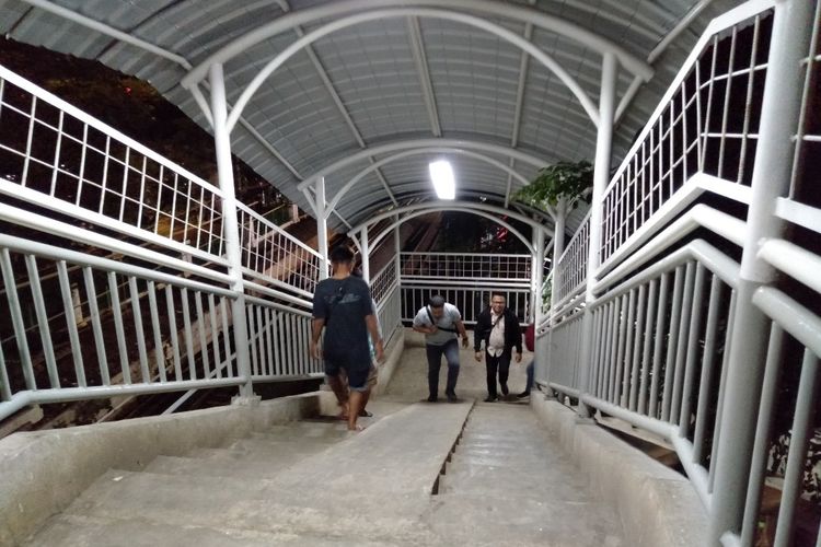 JPO Stasiun Tebet Sudah dipasangi Lampu, Jumat (5/4/2019)