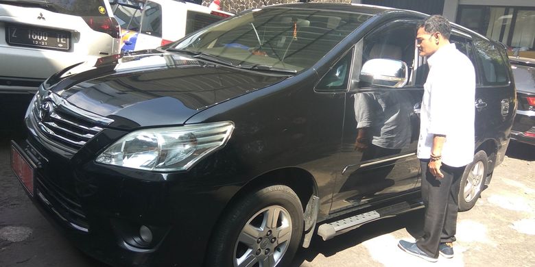 Sopir mobil dinas istri Sekda Ciamis, Apep, menunjukkan kaca mobil yang dipecah pencoleng saat berada di rumah makan di daerah Limbangan, Garut, Rabu (21/8/2019).
