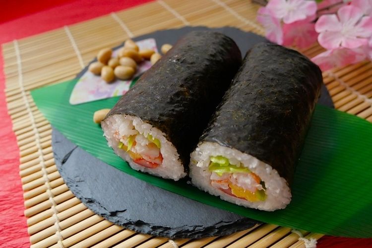 Ehomaki, sushi gulung tebal dimakan saat menyambut musim semi yang dipercaya membawa keberuntungan.