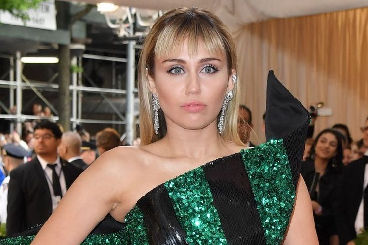 Penyanyi Miley Cyrus menghadiri perhelatan 2019 Met Gala di Metropolitan Museum of Art, New York, pada 6 Mei 2019. 