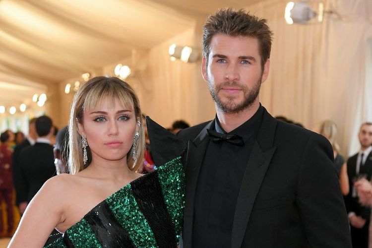 Pasangan Miley Cyrus dan Liam Hemsworth menghadiri Met Gala Celebrating Camp: Notes on Fashion at Metropolitan Museum of Art di New York City, pada 6 Mei 2019.