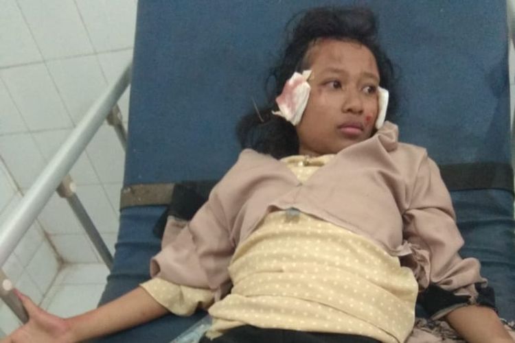 Eka Lili Harpianti (15) korban yang tertabrak truk, dibawa ke RSUD Praya Lombok Tengah