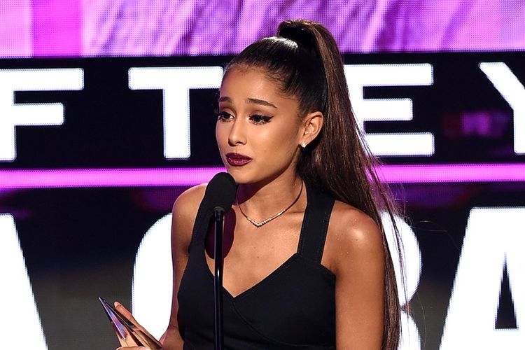 (FILES) This file photo taken on November 20, 2016 shows US singer Ariana Grande accepting the Artist of the Year award during the 2016 American Music Awards Los Angeles, California.   
British police said early May 23, 2017, that there were a number of confirmed fatalities after reports of at least one explosion during concert by Ariana Grande in the city of Manchester. / 