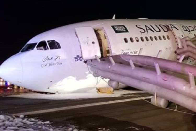 Sebuah pesawat Airbus A330 milik maskapai penerbangan Saudi Arabia Airlines mendarat darurat di Jeddah, Senin (21/5/2018) malam.