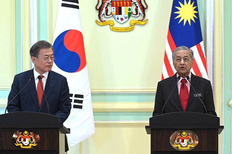 PM Malaysia Mahathir Mohamad menggelar jumpa pers bersama Presiden Korea Selatan President Moon Jae-in di Putrajaya pada 13 Maret 2019. 