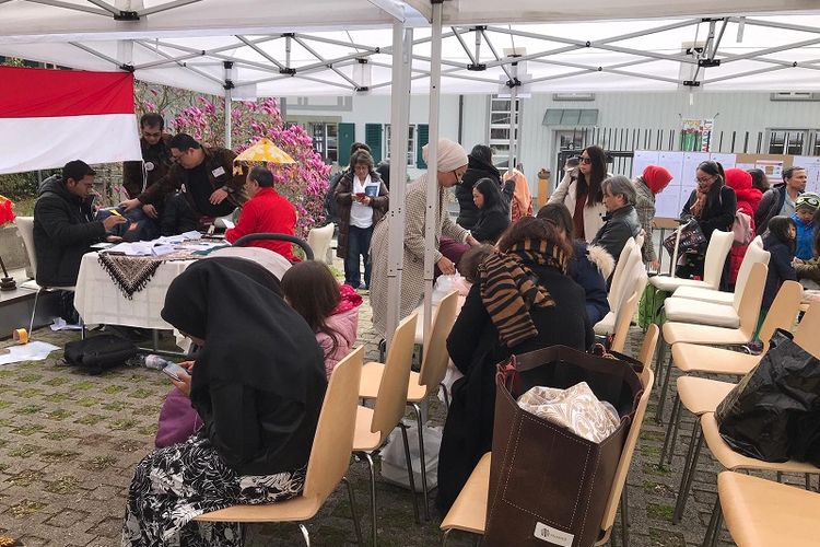 Warga Indonesia di Swiss memadati kantor KBRI Bern untuk memberikan suara dalam Pemilu 2019.