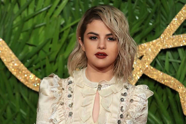 Artis musik Selena Gomez berpose di karpet merah British Fashion Awards 2017 di London, pada 4 Desember 2017.