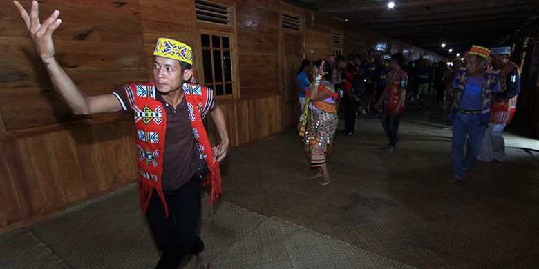 Para peserta Bersepeda di Jantung Borneo saat menari bersama masyarakat saat memasuki Rumah Betang Kedungkang, Sabtu (28/10/2017).