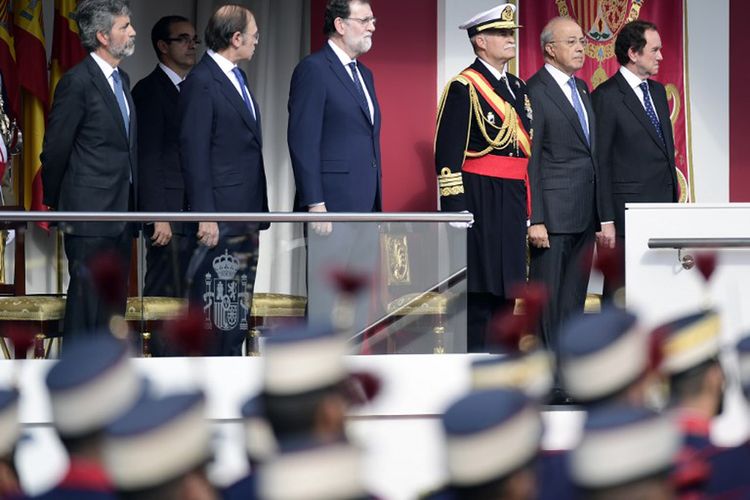 Perdana Menteri Spanyol Mariano Rajoy (tengah) menyaksikan parade militer Hari Nasional Spanyol di Madrid, Kamis (12/10/2017). 