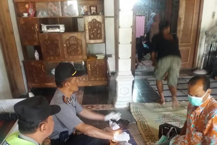 IDENTIFIKASI -Tim medis dan polisi mengidentifikasi jasad Parti (60), seorang ibu rumah tangga asal Dukuh Ngumpul Lor, Desa Ngumpul, Kecamatan Balong, Kabupaten Ponorogo yang nekat mengakhiri hidupnya dengan menceburkan diri ke dalam sumur, Kamis ( 10/8/2017).
