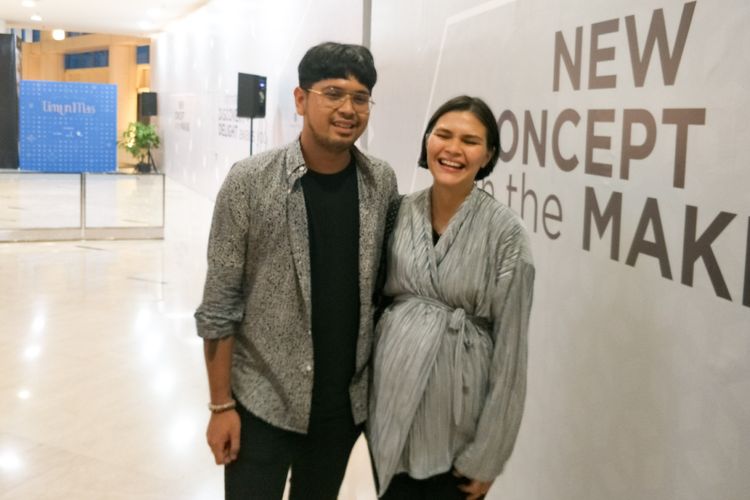 Penyanyi Petra Sihombing bersama sang istri, Firrina Sinatrya saat ditemui di peluncuran Koleksi Musim Rintik 2018 dan Pameran Seni Timun Mas di Senayan City, Jakarta Pusat, Kamis (8/11/2018). 