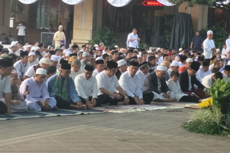Gubernur DKI Jakarta Anies Baswedan melaksanakan Shalat Idul Adha di pelataran Balai Kota DKI Jakarta, Rabu (22/8/2018).